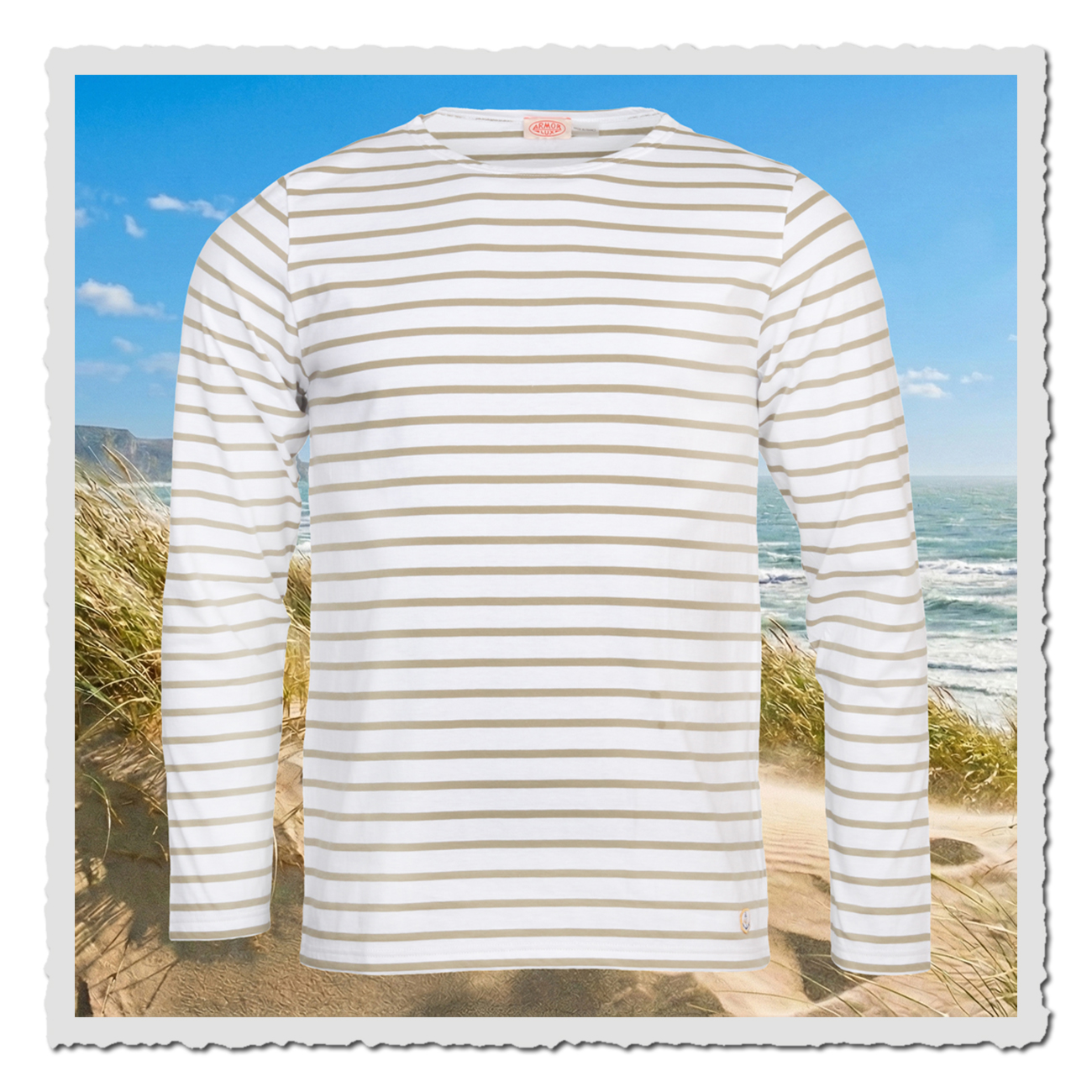 Gestreiftes Herren-Matrosenshirt von Armor Lux in Weiss-Grün, gerade geschnitten, Fokus auf Ringelmuster und kleinen Heritage-Anker am Saum, Hintergrund: Meeresblick..